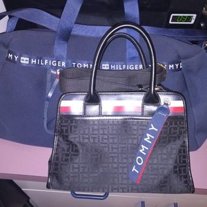 Selling 2 Tommy Hilfiger bags.